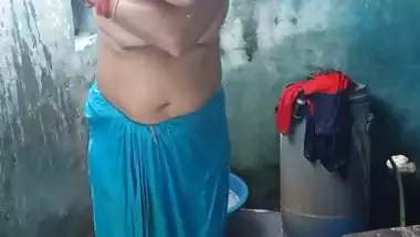 Mature aunty topless bathing caught on camera