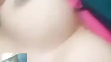 Hot look Desi Clg Girl Showing her Boobs on Video Call New Mms