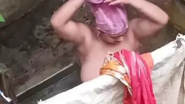 Tanker bhabhi bathing outdoor caught by neighbor