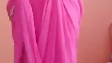 Shari wali sexy bhabhi showing tight boobs and pussy