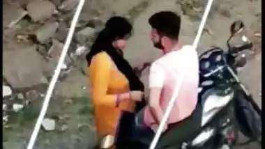 desi mms video of cheat wife fucking with her servant outdoor, caught by hubby