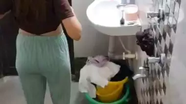 Neighbor girl boobs show before bathing viral MMS